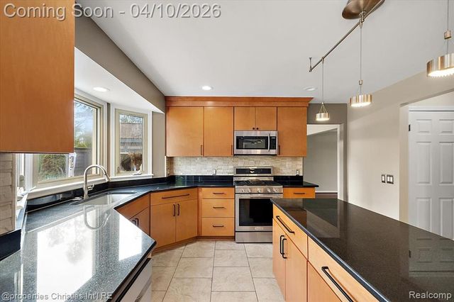 47269 S Chigwidden Drive, Northville, MI 48167