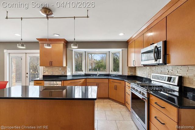 47269 S Chigwidden Drive, Northville, MI 48167