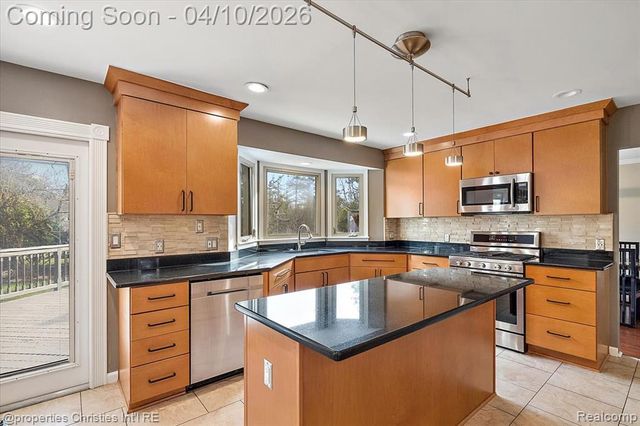 47269 S Chigwidden Drive, Northville, MI 48167