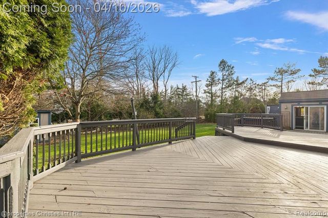 47269 S Chigwidden Drive, Northville, MI 48167