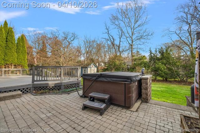 47269 S Chigwidden Drive, Northville, MI 48167