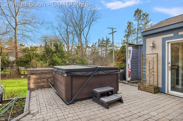 47269 S Chigwidden Drive, Northville, MI 48167