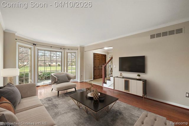 47269 S Chigwidden Drive, Northville, MI 48167