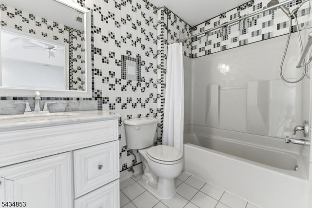 9 Sundance Way, Lopatcong Twp., NJ 08865