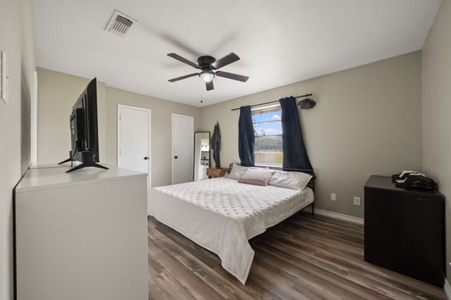 2 Finley Circle, Krum, TX 76249
