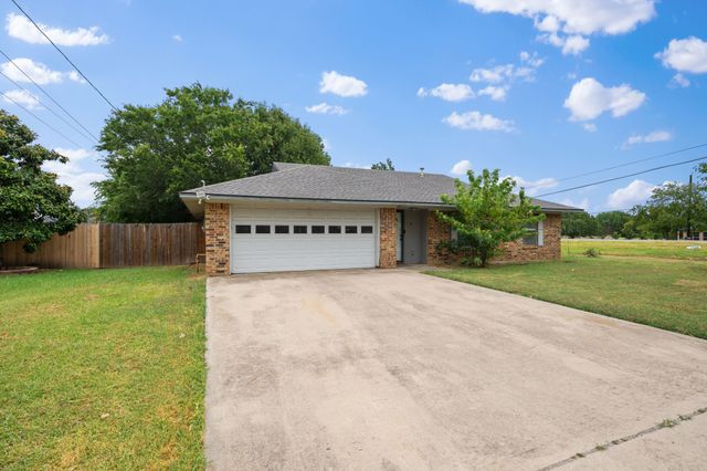2 Finley Circle, Krum, TX 76249