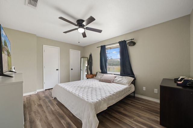 2 Finley Circle, Krum, TX 76249