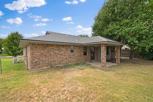 2 Finley Circle, Krum, TX 76249