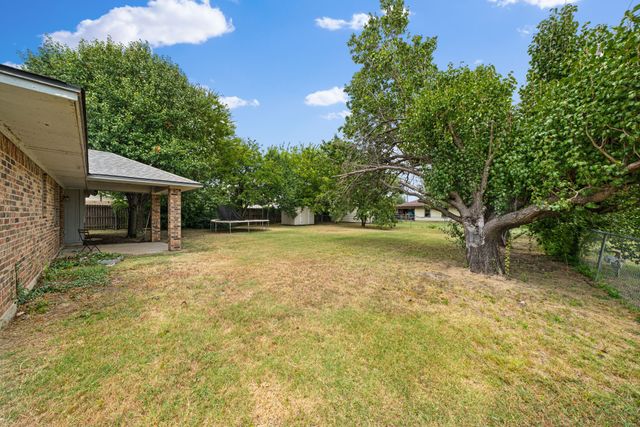 2 Finley Circle, Krum, TX 76249