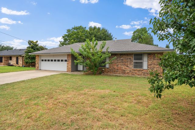 2 Finley Circle, Krum, TX 76249