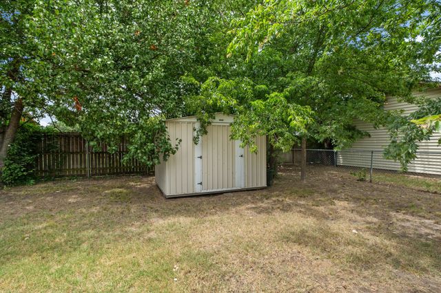 2 Finley Circle, Krum, TX 76249