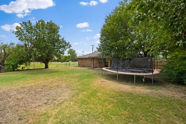2 Finley Circle, Krum, TX 76249