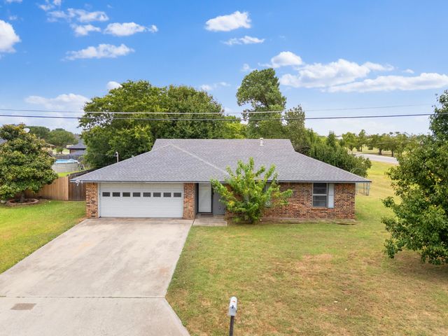 2 Finley Circle, Krum, TX 76249
