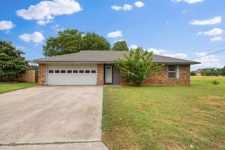 2 Finley Circle, Krum, TX 76249