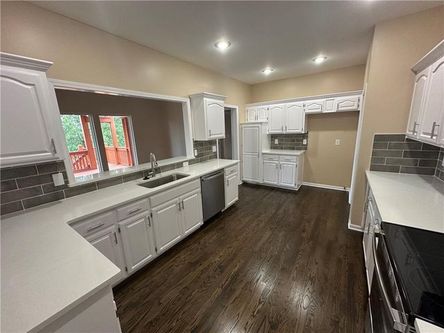2405 SW Stone Bridge Circle, Lee's Summit, MO 64082