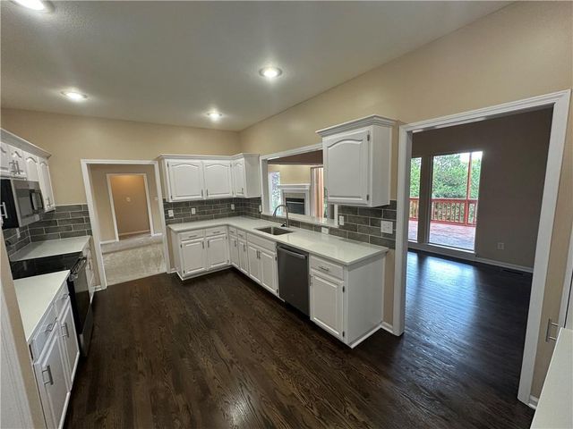2405 SW Stone Bridge Circle, Lee's Summit, MO 64082