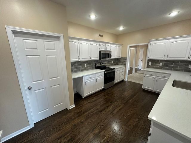 2405 SW Stone Bridge Circle, Lee's Summit, MO 64082
