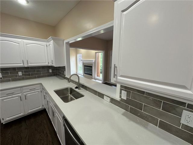 2405 SW Stone Bridge Circle, Lee's Summit, MO 64082