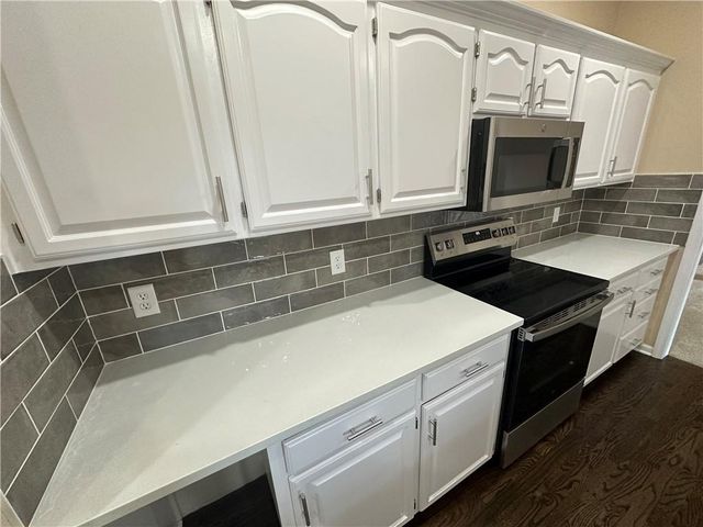 2405 SW Stone Bridge Circle, Lee's Summit, MO 64082