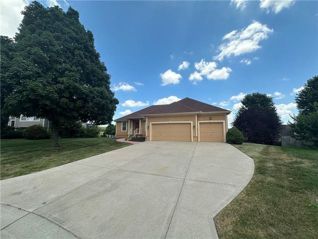 2405 SW Stone Bridge Circle, Lee's Summit, MO 64082