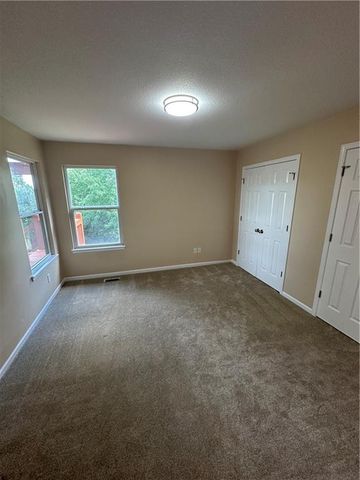 2405 SW Stone Bridge Circle, Lee's Summit, MO 64082