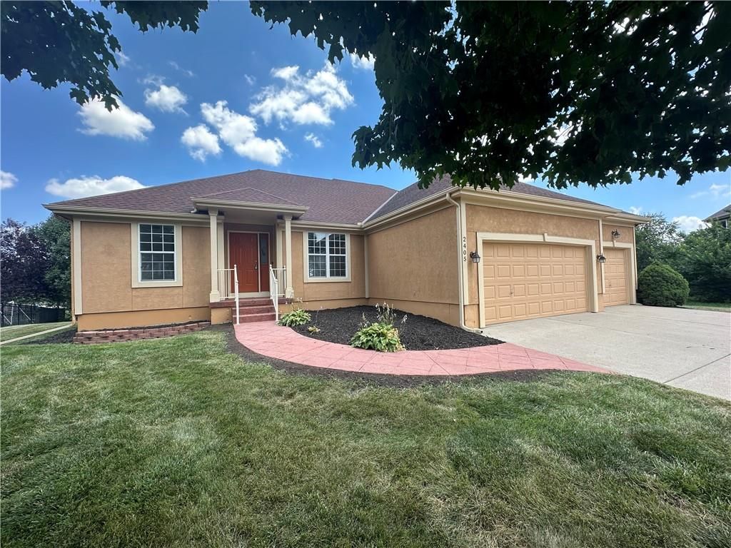 2405 SW Stone Bridge Circle, Lee's Summit, MO 64082