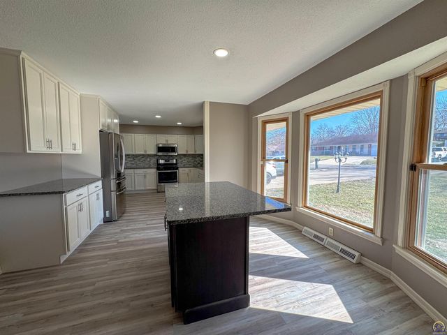 4330 SE 25th ST, Topeka, KS 66605