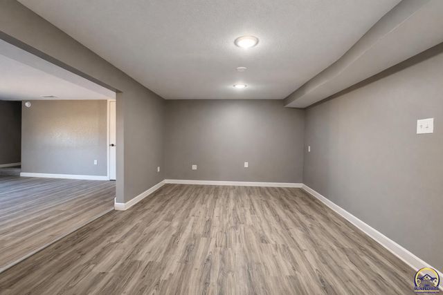 4330 SE 25th ST, Topeka, KS 66605