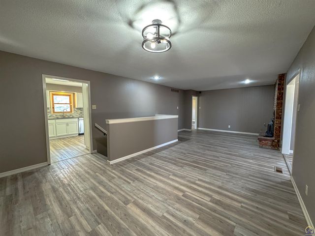 4330 SE 25th ST, Topeka, KS 66605