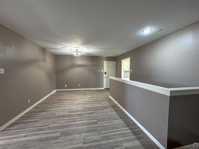 4330 SE 25th ST, Topeka, KS 66605