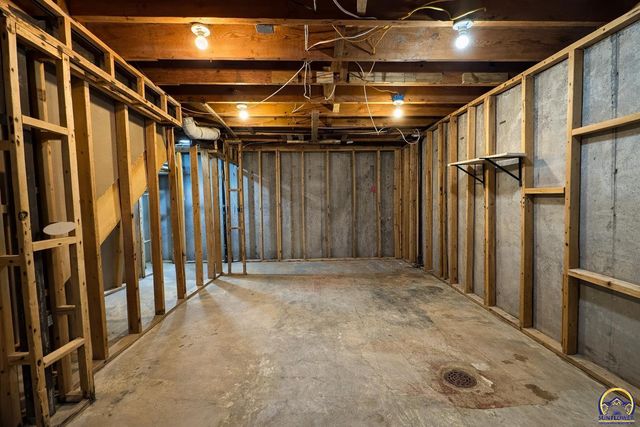 4330 SE 25th ST, Topeka, KS 66605