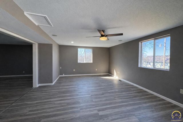 4330 SE 25th ST, Topeka, KS 66605