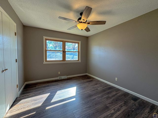 4330 SE 25th ST, Topeka, KS 66605