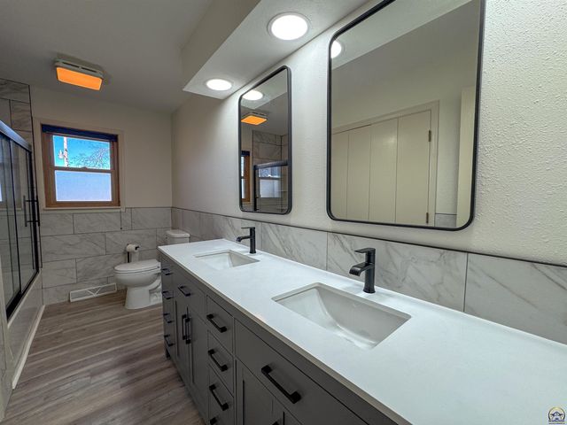 4330 SE 25th ST, Topeka, KS 66605