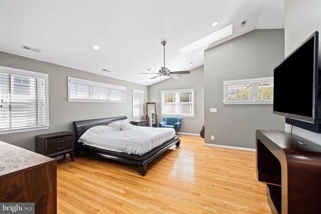 1604 N EDGEWOOD ST, Arlington, VA 22201