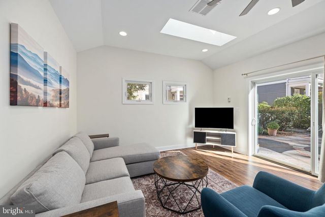 1604 N EDGEWOOD ST, Arlington, VA 22201