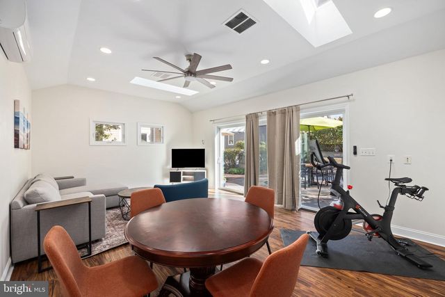 1604 N EDGEWOOD ST, Arlington, VA 22201