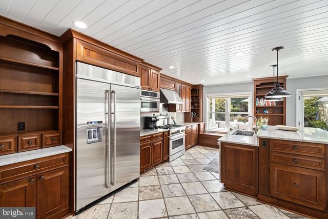 1604 N EDGEWOOD ST, Arlington, VA 22201