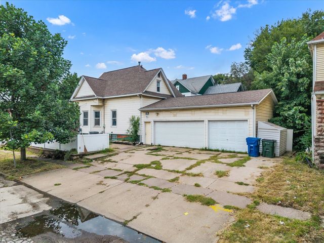 243 S Pine Street, Davenport, IA 52802