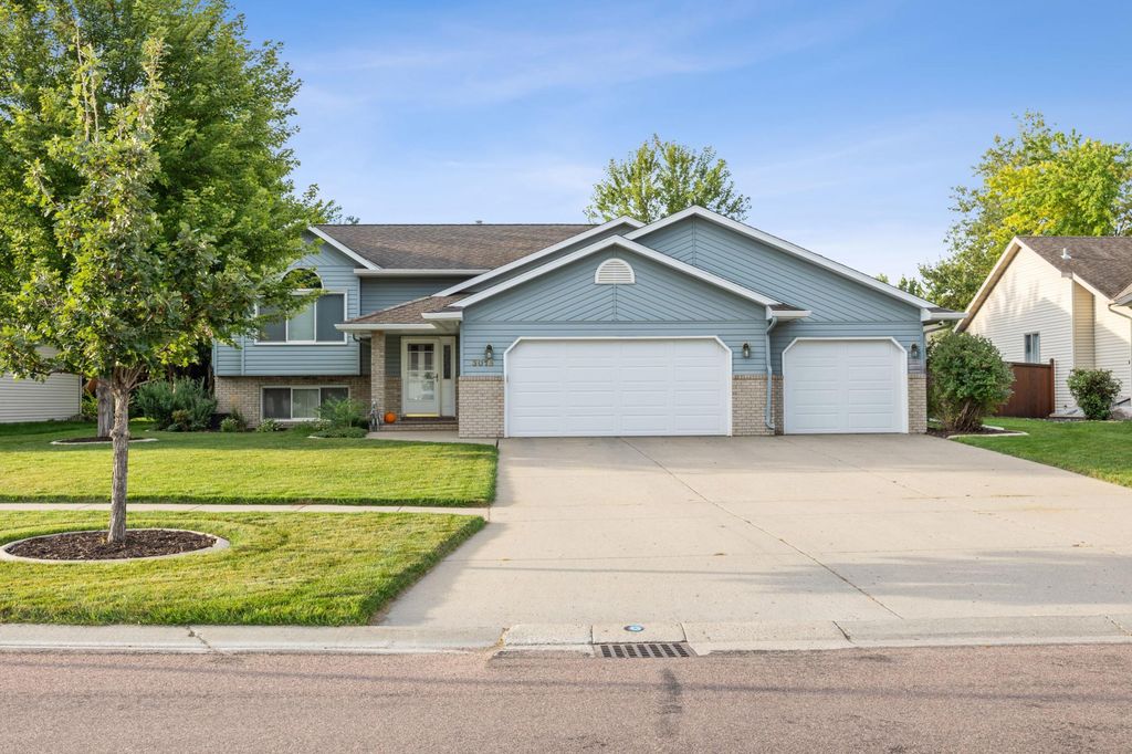 3018 36th Avenue S, Fargo, ND 58104