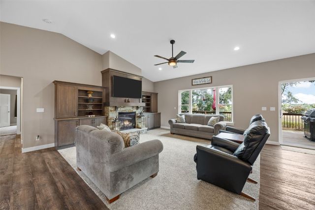 3873 Greens Grove Road, Center Point, IA 52213