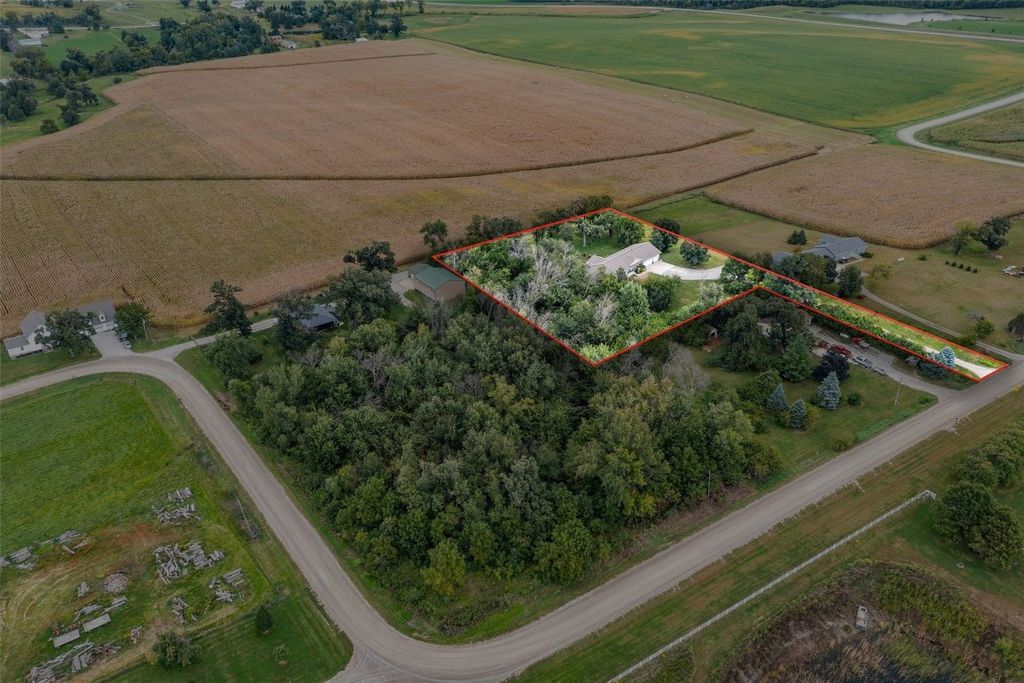 3873 Greens Grove Road, Center Point, IA 52213