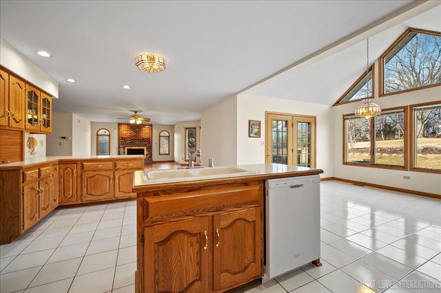 12 Woodland Drive, Lemont, IL 60439