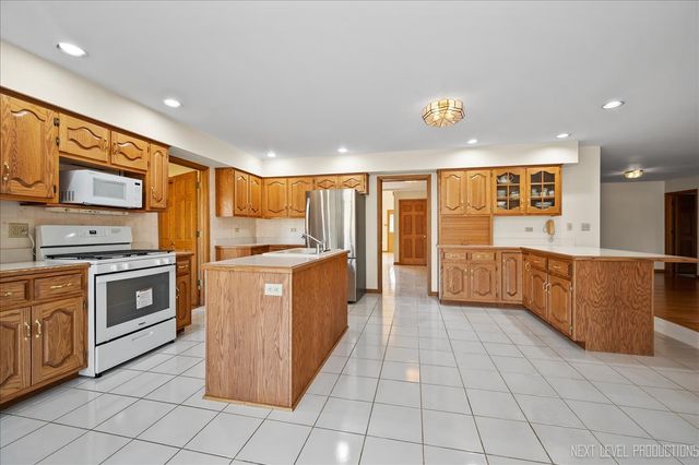 12 Woodland Drive, Lemont, IL 60439