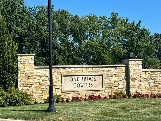20 N Tower Road 10M, Oak Brook, IL 60523