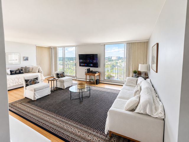 20 N Tower Road 10M, Oak Brook, IL 60523