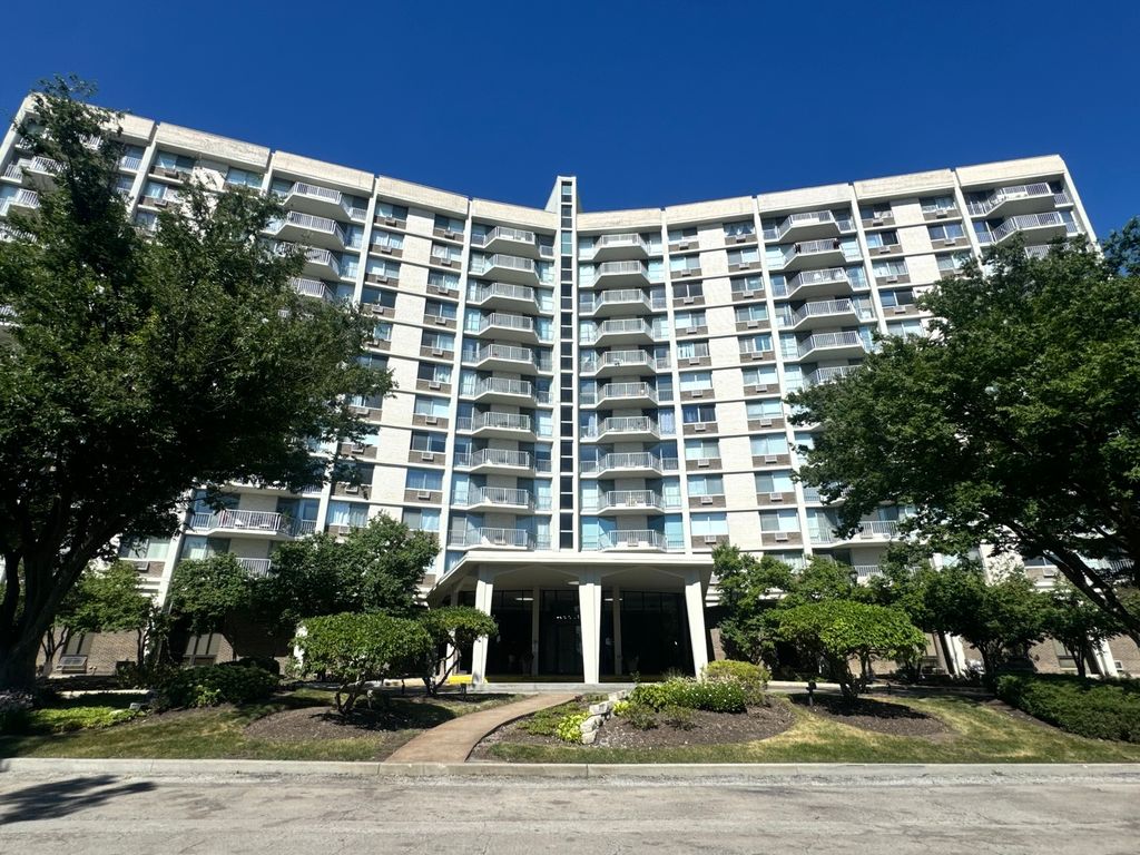 20 N Tower Road 10M, Oak Brook, IL 60523