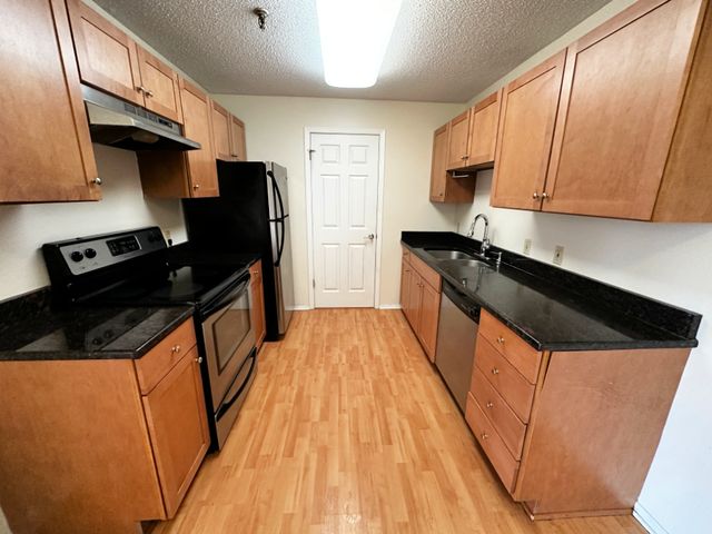 1340 Brook Street M, St. Charles, IL 60174