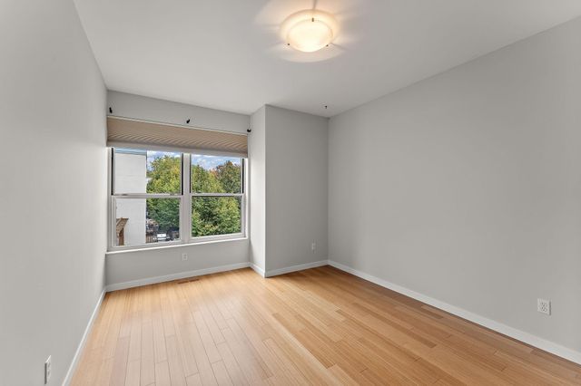 221 NE 1st Avenue 5, Minneapolis, MN 55413