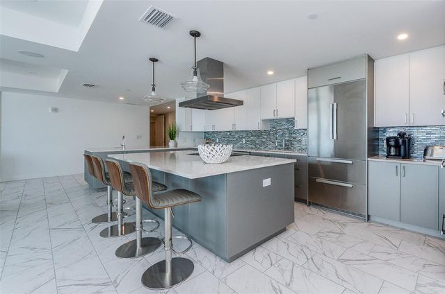 15 AVALON STREET 401, Clearwater Beach, FL 33767